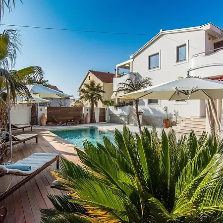 Villa Antisin With Heated Pool Apartman