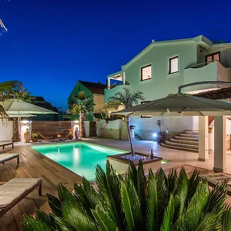 Villa Antisin With Heated Pool Apartman *