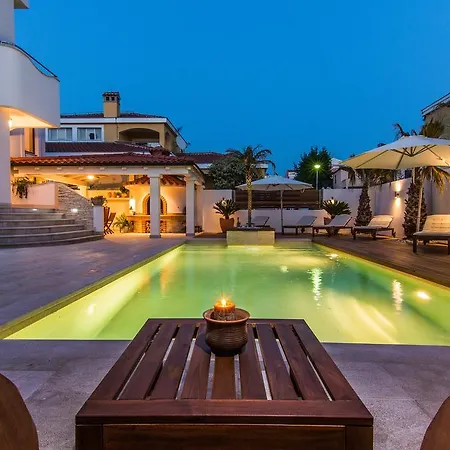 Apartman Villa Antisin With Heated Pool