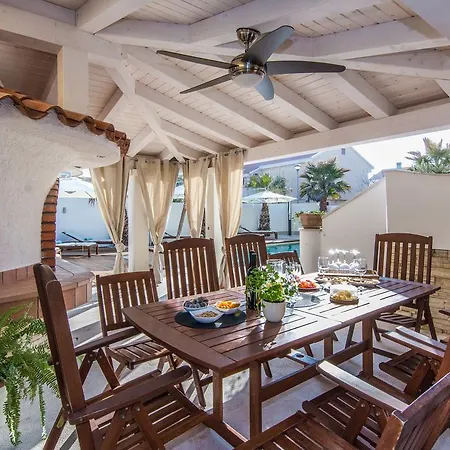 Villa Antisin With Heated Pool Apartman