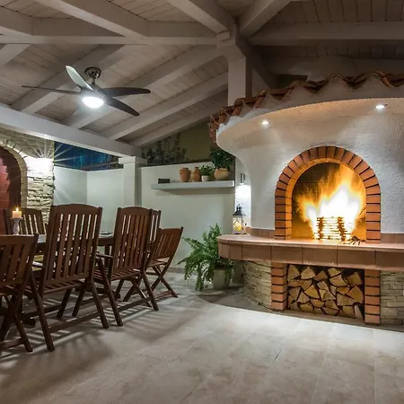 Villa Antisin With Heated Pool