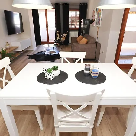Apartment Villa Antisin With Heated Pool